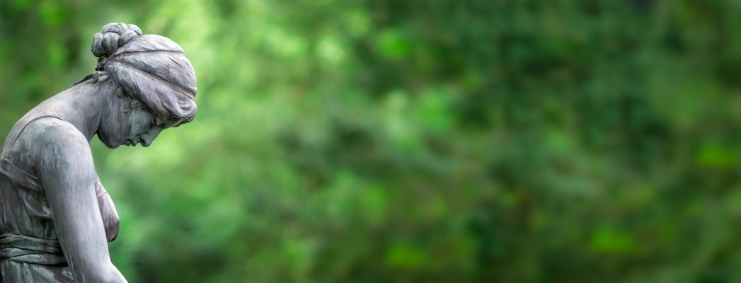 Dieses Bild zeigt eine trauernde Statue Foto: Fotolia.com)