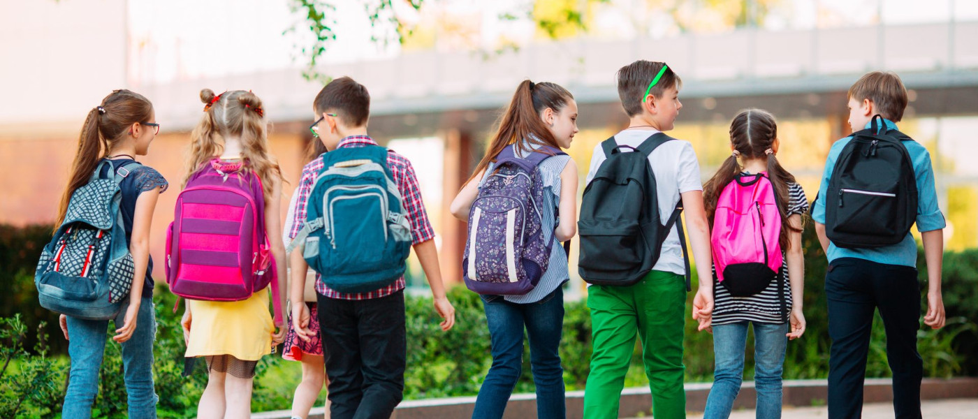 Dieses Bild zeigt Kinder am Schulweg.