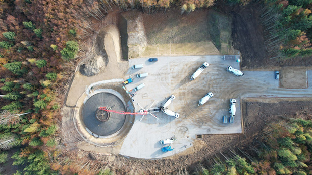 Dieses Bild zeigt eine Flugaufnahme der WEA MUF-01 Kranstellfläche mit betoniertem Fundament.