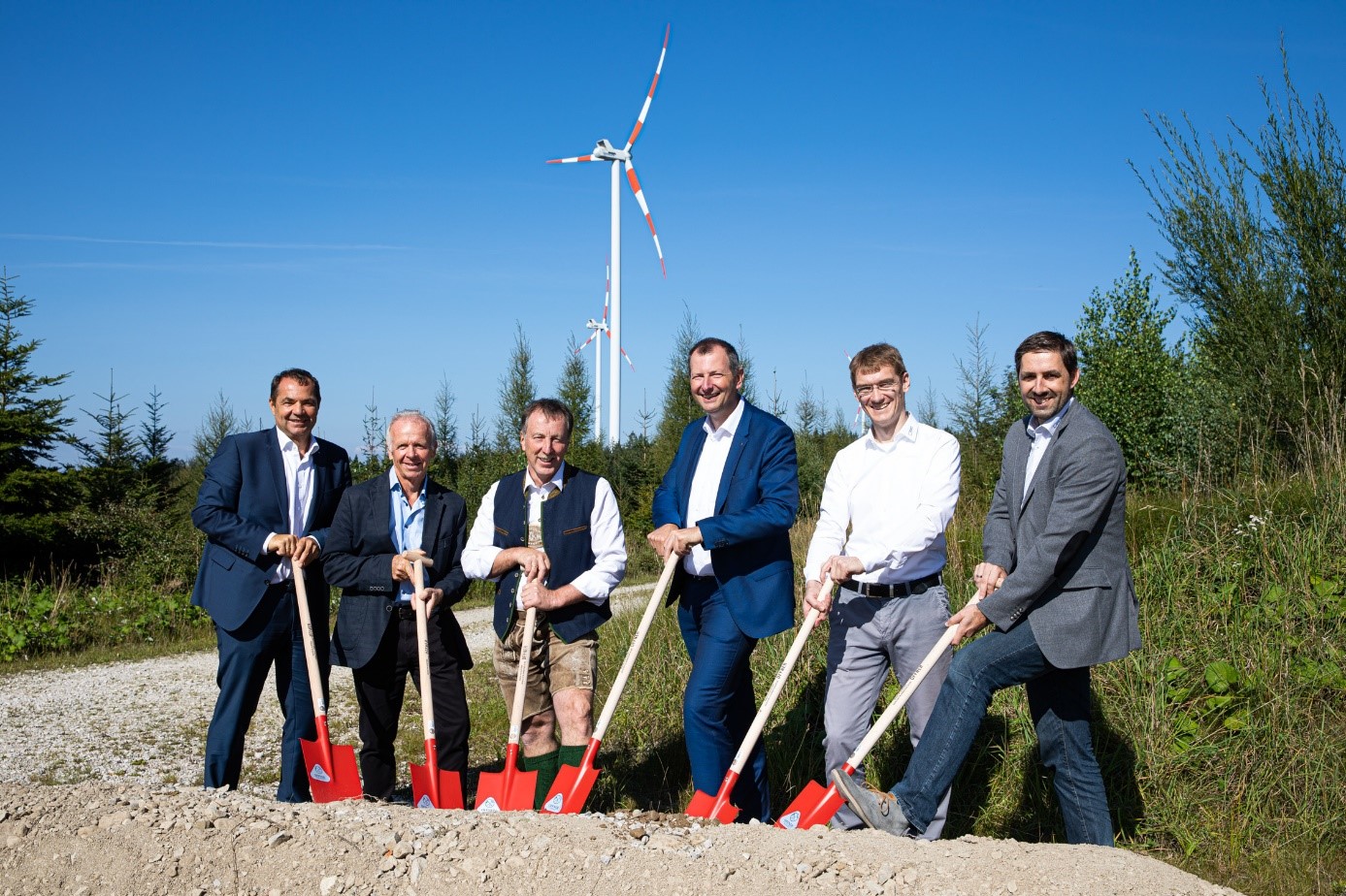 Dieses Bild zeigt die Spatenstichfeier der 6. Windkraftanlage am 02.09.2021. (v.l.n.r: Josef Postl Energie AG, Erwin Moser GF Windpark Munderfing GmbH, Martin Voggenberger Bürgermeister, Stefan Stallinger Energie AG, Lukas Winkler EWS-Consulting, Wolfgang Neuhofer EWS-Consulting)
