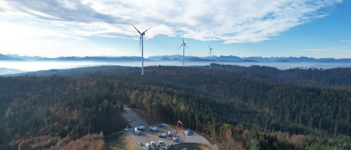Dieses Bild zeigt die Bauarbeiten der 6. Windkraftanlage in Munderfing.