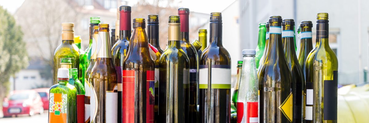 lehre Glasflaschen auf einem Glascontainer