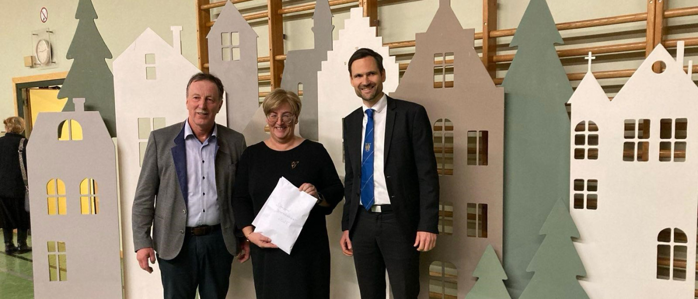 Spendenübergabe an Hilfswerk