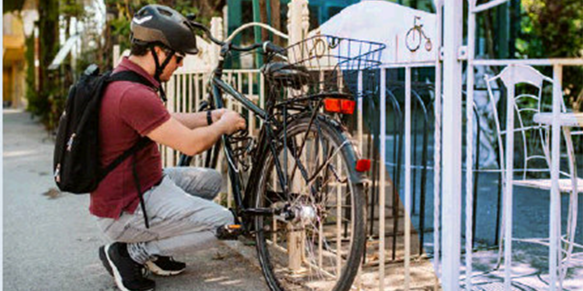 Radfahrer, der sein Fahrrad sichert